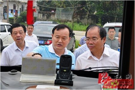 望城區(qū)加強(qiáng)校車安全管理嚴(yán)查交通違法 望城區(qū)委書記譚小平(右一)正在查看校車安全管理情況。