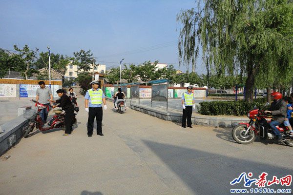 直屬五大隊(duì)堅(jiān)持不懈開(kāi)展校車(chē)集中整治