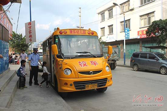仫佬山鄉(xiāng)有了首輛校車