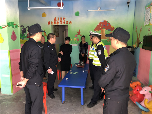 校車(chē)核載7人實(shí)載20人  司機(jī)和幼兒園園長(zhǎng)涉嫌危險(xiǎn)駕駛罪被查處
