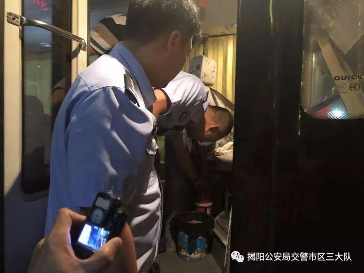 潮汕一校車被舉報！為了趕時間便逆向行駛的行為讓人后怕！