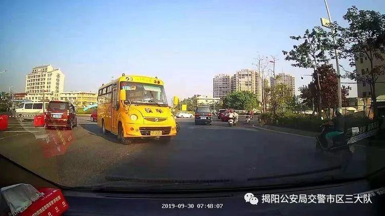 潮汕一校車被舉報！為了趕時間便逆向行駛的行為讓人后怕！