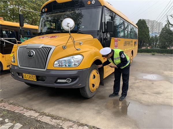 陽泉交警一大隊(duì)民警深入轄區(qū)瑞吉?dú)W幼兒園檢查校車安全