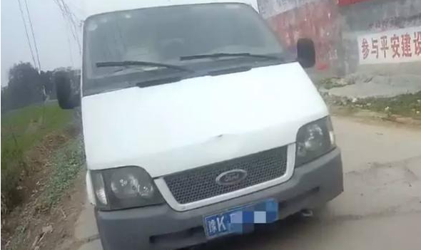 6座面包車(chē)塞進(jìn)12人，河南警方查獲“黑校車(chē)”！里邊都是……