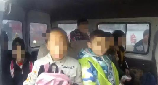 6座面包車(chē)塞進(jìn)12人，河南警方查獲“黑校車(chē)”！里邊都是……