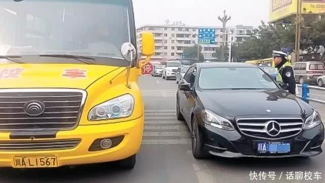 交警提醒：對(duì)著校車鳴喇叭打閃光燈，記6分罰200元！
