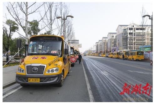 汨羅：校車集中防疫消毒 整裝待發“護航”上學路