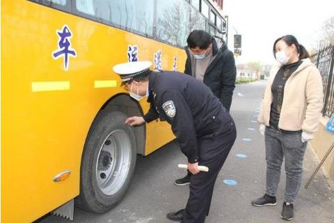 確保學生坐上“安全車”和“放心車” 高密市校車安全管理大練兵