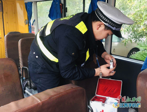 宜春交警直屬三大隊(duì)開展校車安全檢查迎復(fù)學(xué)（圖）