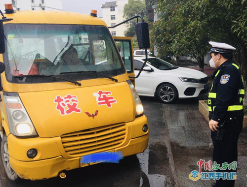 宜春交警直屬三大隊(duì)開展校車安全檢查迎復(fù)學(xué)（圖）