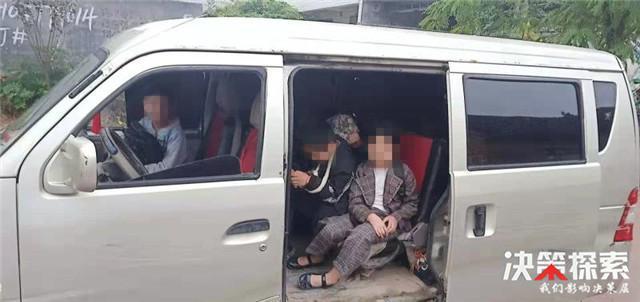 鄧州：桑莊派出所查獲一輛運(yùn)送幼兒的超載黑校車(chē)